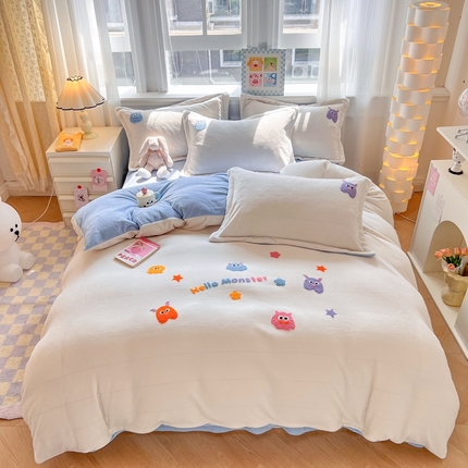 91家纺网 家纺一手货源 找家纺 （总）芯贝儿 2024款小清新加厚保暖牛奶绒毛巾绣花宝宝绒雕花绒法莱绒四件套-小怪兽