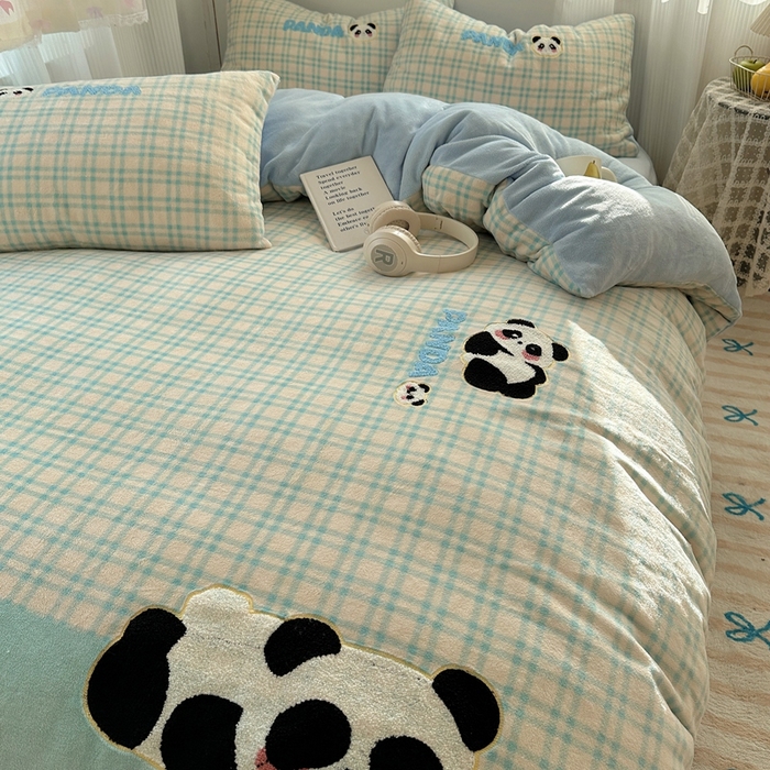 91家纺网 家纺一手货源 找家纺 红嘴企鹅 2025新款混搭牛奶绒卡通系列四件套 团子熊猫