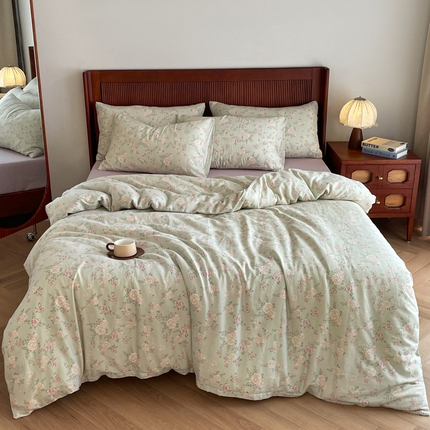 91家纺网 家纺一手货源 找家纺 一比一家纺 2025新款全棉母婴级抗菌有氧全棉双层纱亲肤全棉小清新印花三件套四件套 木槿-紫