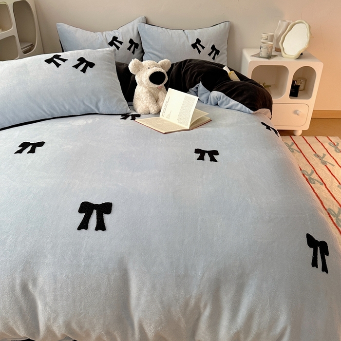 91家纺网 家纺一手货源 找家纺 红嘴企鹅 2025新款牛奶绒毛巾绣四件套 蝴蝶结蓝色