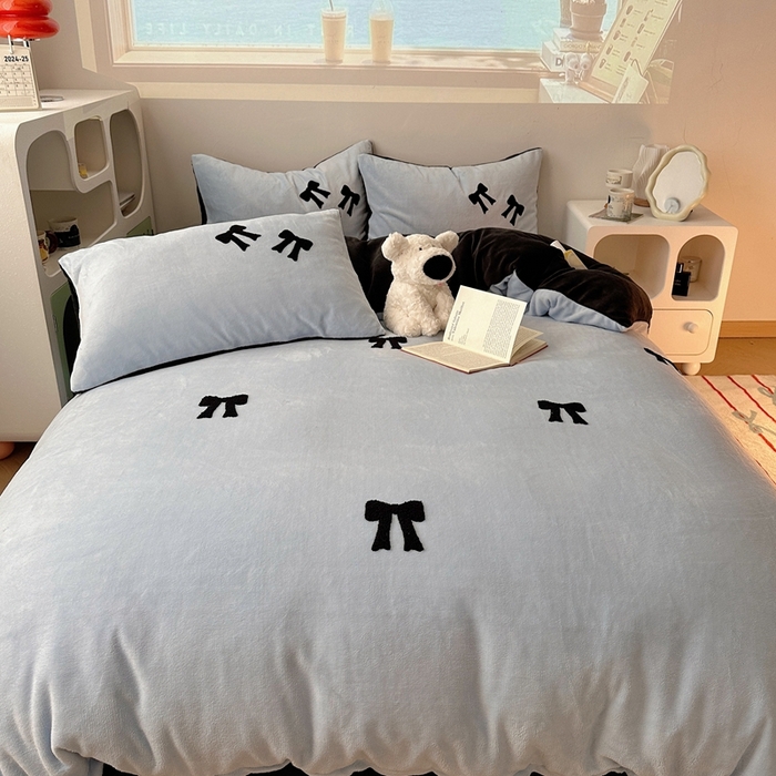 91家纺网 家纺一手货源 找家纺 红嘴企鹅 2025新款牛奶绒毛巾绣四件套 蝴蝶结蓝色