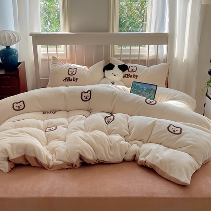 91家纺网 家纺一手货源 找家纺 （总）红嘴企鹅 2025新款牛奶绒毛巾绣四件套