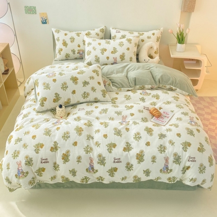 91家纺网 家纺一手货源 找家纺 2024新款高克重印花牛奶绒四件套条纹风格二 采花小兔