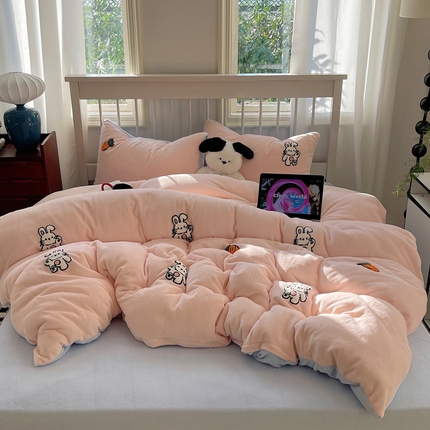 91家纺网 家纺一手货源 找家纺 （总）红嘴企鹅 2025新款牛奶绒毛巾绣四件套