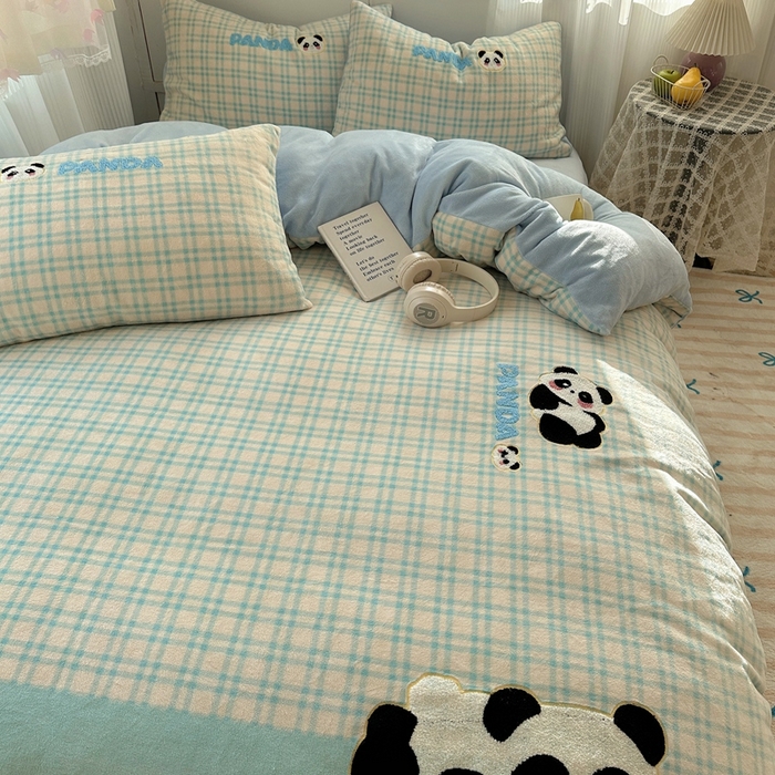 91家纺网 家纺一手货源 找家纺 红嘴企鹅 2025新款混搭牛奶绒卡通系列四件套 团子熊猫