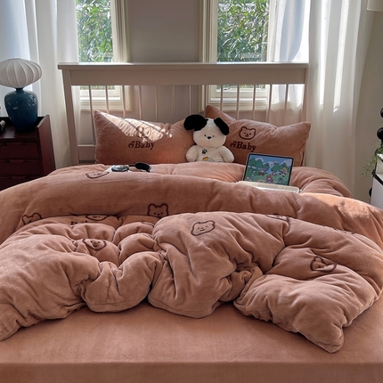 91家纺网 家纺一手货源 找家纺 （总）红嘴企鹅 2025新款牛奶绒毛巾绣四件套