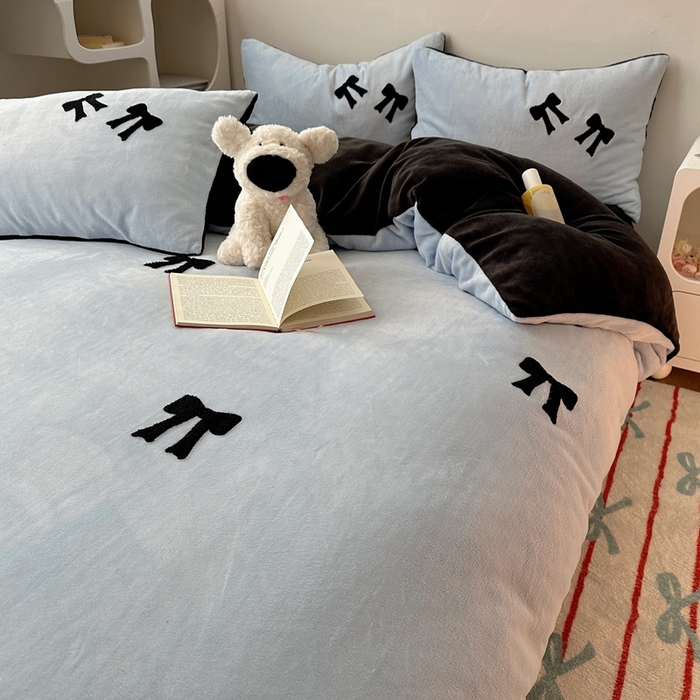 91家纺网 家纺一手货源 找家纺 红嘴企鹅 2025新款牛奶绒毛巾绣四件套 蝴蝶结蓝色