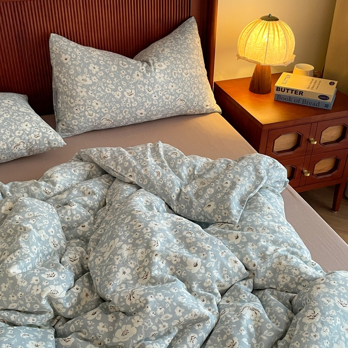 91家纺网 家纺一手货源 找家纺 一比一家纺 2025新款全棉母婴级抗菌有氧全棉双层纱亲肤全棉小清新印花三件套四件套 木槿花-兰