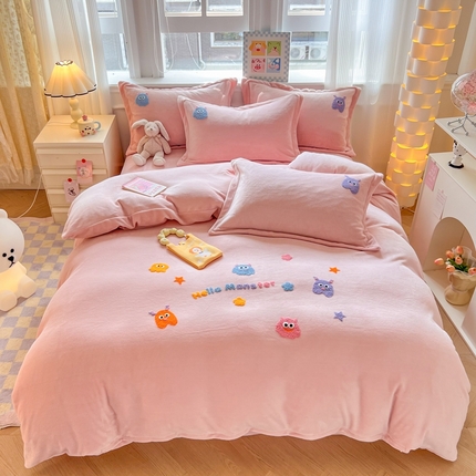 91家纺网 家纺一手货源 找家纺 （总）芯贝儿 2024款小清新加厚保暖牛奶绒毛巾绣花宝宝绒雕花绒法莱绒四件套-小怪兽