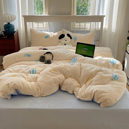 91家纺网 家纺一手货源 找家纺 （总）红嘴企鹅 2025新款牛奶绒毛巾绣四件套