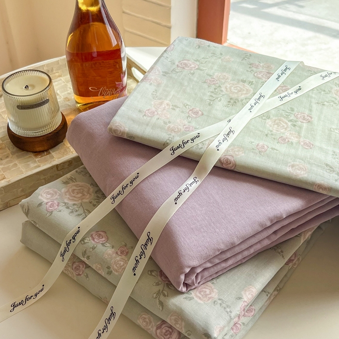 91家纺网 家纺一手货源 找家纺 一比一家纺 2025新款全棉母婴级抗菌有氧全棉双层纱亲肤全棉小清新印花三件套四件套 木槿-紫