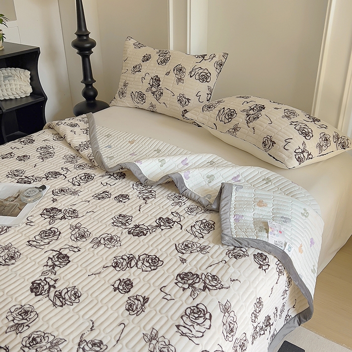 91家纺网 家纺一手货源 找家纺 美梦家纺 2024新款牛奶绒简单款夹棉床盖三件套 米雅