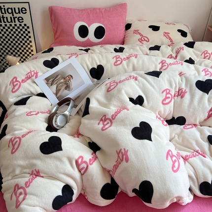 91家纺网 家纺一手货源 找家纺 桃喜 2024新款多巴胺牛奶绒甜酷时尚混搭系列四件套 多巴胺