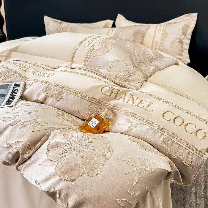 91家纺网 家纺一手货源 找家纺 宅家居 2024新款轻奢拼接亲肤精梳棉磨毛浮雕刺绣四件套-珍妮花房 珍妮花房-香槟金