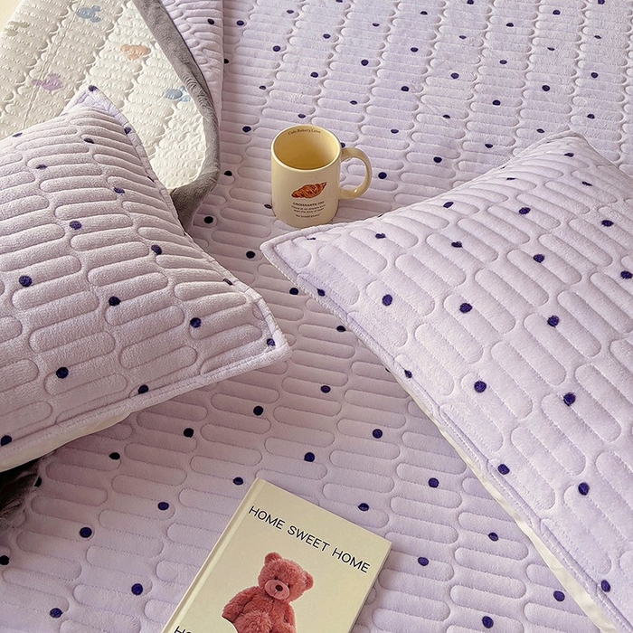 91家纺网 家纺一手货源 找家纺 美梦家纺 2024新款牛奶绒简单款夹棉床盖三件套 波点紫