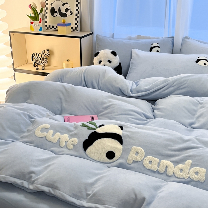 91家纺网 家纺一手货源 找家纺 葡萄家 2024新款卡通牛奶绒毛巾绣可爱熊猫保暖四件套提供买家秀 萌宝牛奶绒-蓝