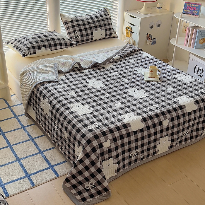 91家纺网 家纺一手货源 找家纺 美梦家纺 2024新款牛奶绒简单款夹棉床盖三件套 精灵熊黑