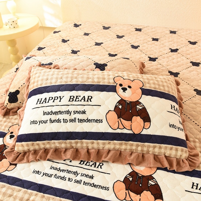 91家纺网 家纺一手货源 找家纺 美达家纺 2025新款牛奶绒印花床盖系列四件套 小熊维尼