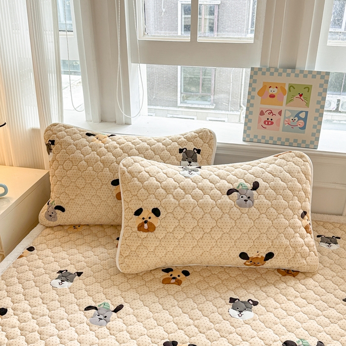 91家纺网 家纺一手货源 找家纺 慕尚家纺 2025牛奶绒床盖床褥被套三件套四件套 床垫-开心狗