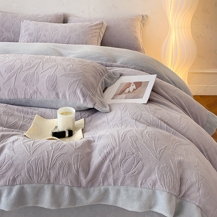 91家纺网 家纺一手货源 找家纺  2024秋冬款9斤重高级感雕花牛奶绒四件套加厚珊瑚绒加绒被套床单床笠床上用品-郁金秘语 风信紫