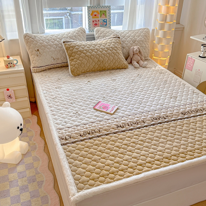 91家纺网 家纺一手货源 找家纺 慕尚家纺 2025牛奶绒床盖床褥被套三件套四件套 床垫-梦蝶