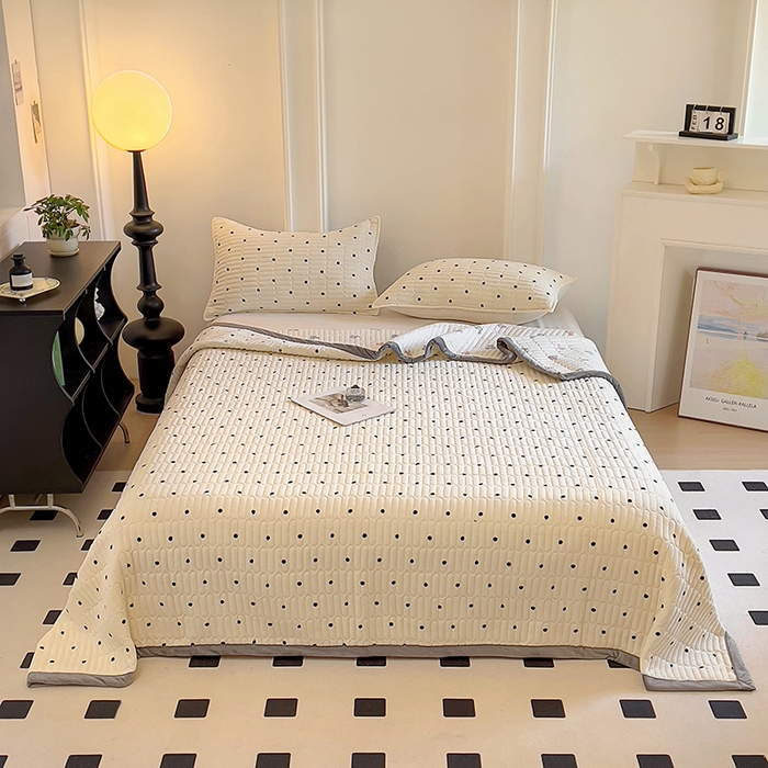 91家纺网 家纺一手货源 找家纺 美梦家纺 2024新款牛奶绒简单款夹棉床盖三件套 波点米