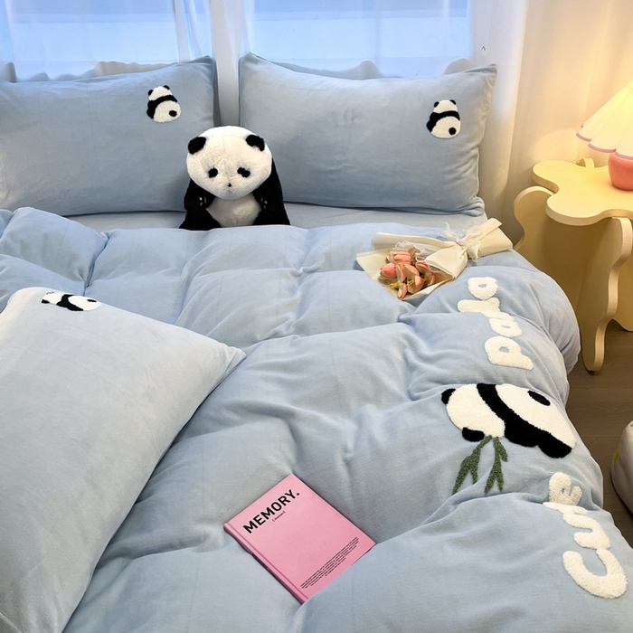 91家纺网 家纺一手货源 找家纺 葡萄家 2024新款卡通牛奶绒毛巾绣可爱熊猫保暖四件套提供买家秀 萌宝牛奶绒-蓝