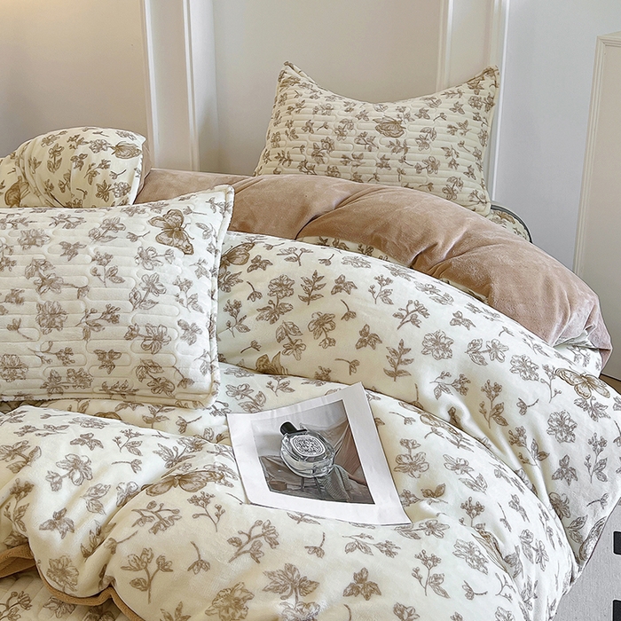 91家纺网 家纺一手货源 找家纺 美梦家纺 2024新款牛奶绒简单款夹棉床盖三件套 蝶舞咖