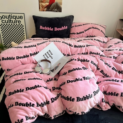 91家纺网 家纺一手货源 找家纺 桃喜 2024新款多巴胺牛奶绒甜酷时尚混搭系列四件套 黑粉字母