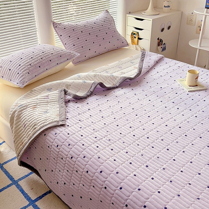 91家纺网 家纺一手货源 找家纺 美梦家纺 2024新款牛奶绒简单款夹棉床盖三件套 波点紫