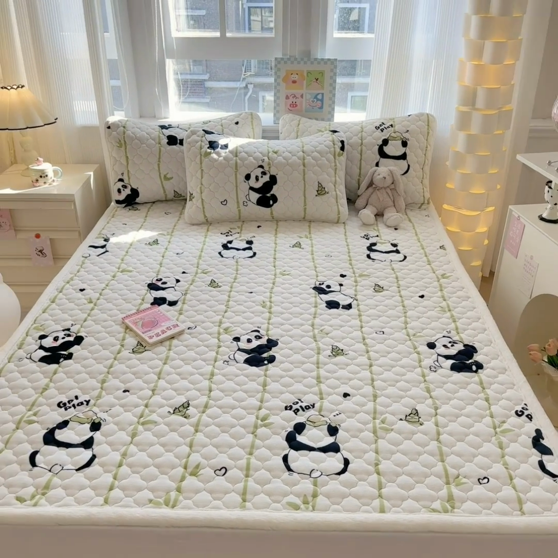 91家纺网 家纺一手货源 找家纺 慕尚家纺 2025牛奶绒床盖床褥被套三件套四件套 床垫-快乐熊猫