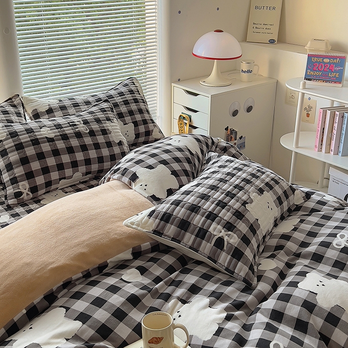 91家纺网 家纺一手货源 找家纺 美梦家纺 2024新款牛奶绒简单款夹棉床盖四件套 精灵熊黑