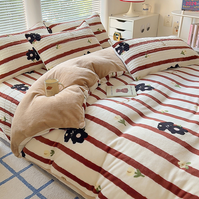 91家纺网 家纺一手货源 找家纺 美梦家纺 2024新款牛奶绒简单款夹棉床盖四件套 哈基米红