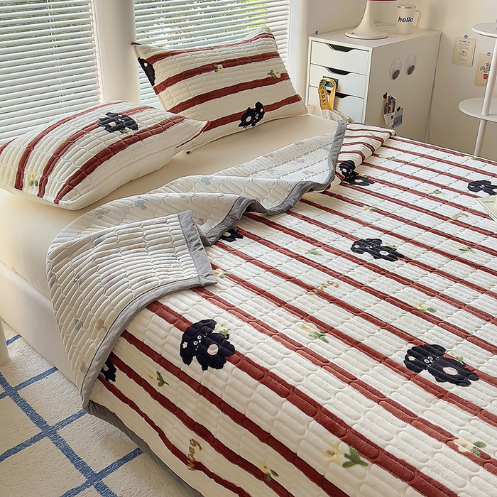 91家纺网 家纺一手货源 找家纺 美梦家纺 2024新款牛奶绒简单款夹棉床盖三件套 哈基米红