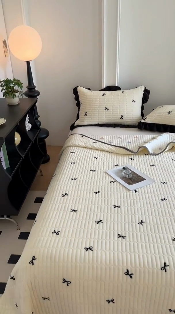 91家纺网 家纺一手货源 找家纺 美梦家纺 2024新款牛奶绒花边款夹棉床盖三件套花边- 蝴蝶结