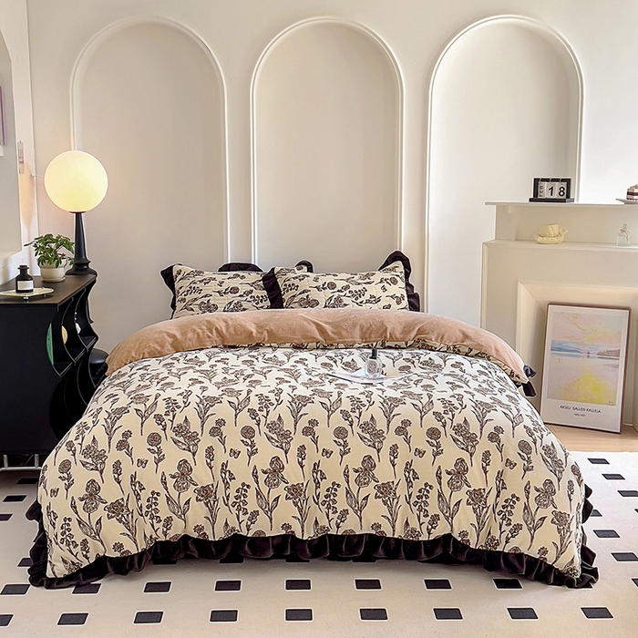 91家纺网 家纺一手货源 找家纺 美梦家纺 2024新款牛奶绒花边款夹棉床盖三件套 花边-艾瑞灰