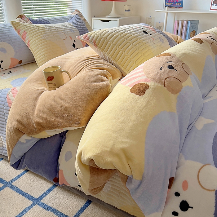 91家纺网 家纺一手货源 找家纺 美梦家纺 2024新款牛奶绒简单款夹棉床盖三件套 萌宝