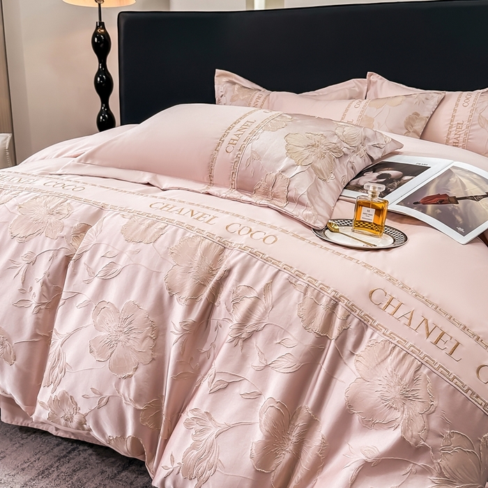 91家纺网 家纺一手货源 找家纺 宅家居 2024新款轻奢拼接亲肤精梳棉磨毛浮雕刺绣四件套-珍妮花房 珍妮花房-粉色