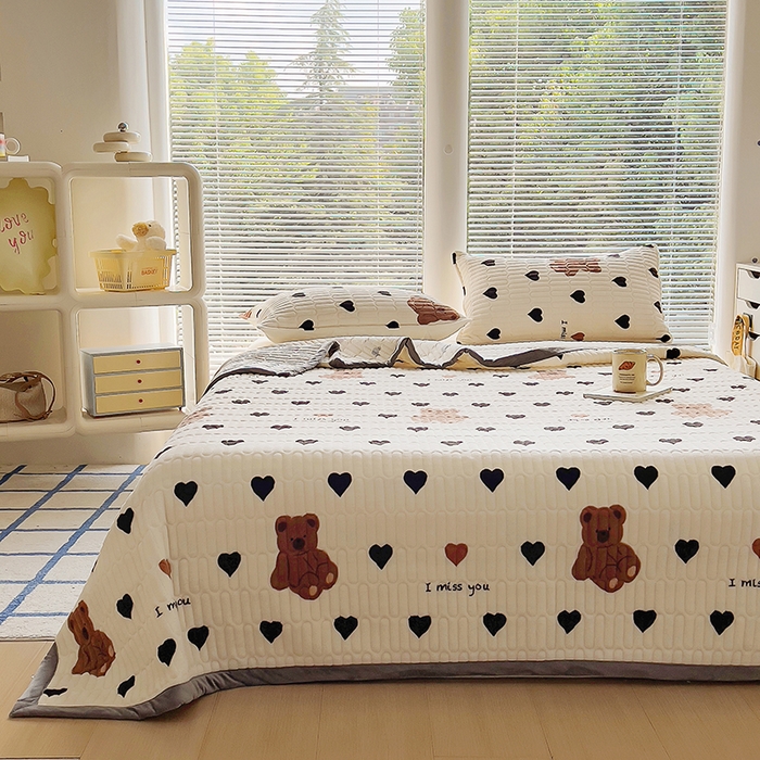 91家纺网 家纺一手货源 找家纺 美梦家纺 2024新款牛奶绒简单款夹棉床盖三件套 乐乐熊