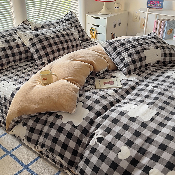 91家纺网 家纺一手货源 找家纺 美梦家纺 2024新款牛奶绒简单款夹棉床盖四件套 精灵熊黑