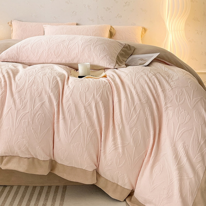 91家纺网 家纺一手货源 找家纺  2024秋冬款9斤重高级感雕花牛奶绒四件套加厚珊瑚绒加绒被套床单床笠床上用品-郁金秘语 白桃色