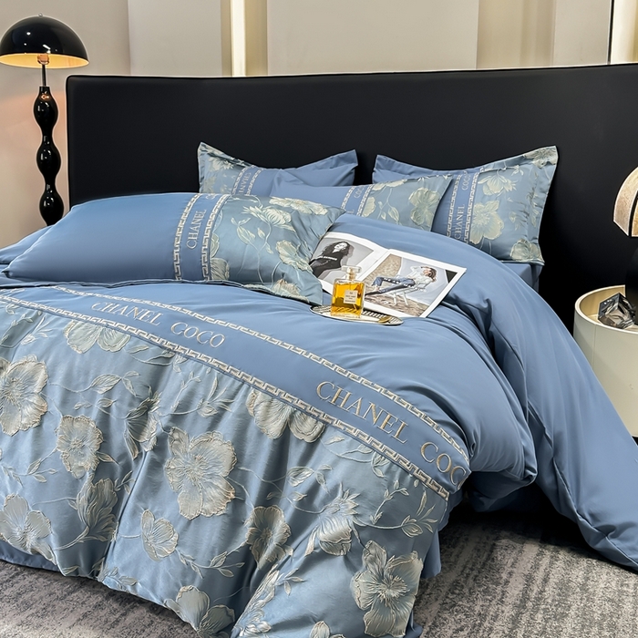 91家纺网 家纺一手货源 找家纺 宅家居 2024新款轻奢拼接亲肤精梳棉磨毛浮雕刺绣四件套-珍妮花房 珍妮花房-宾利蓝