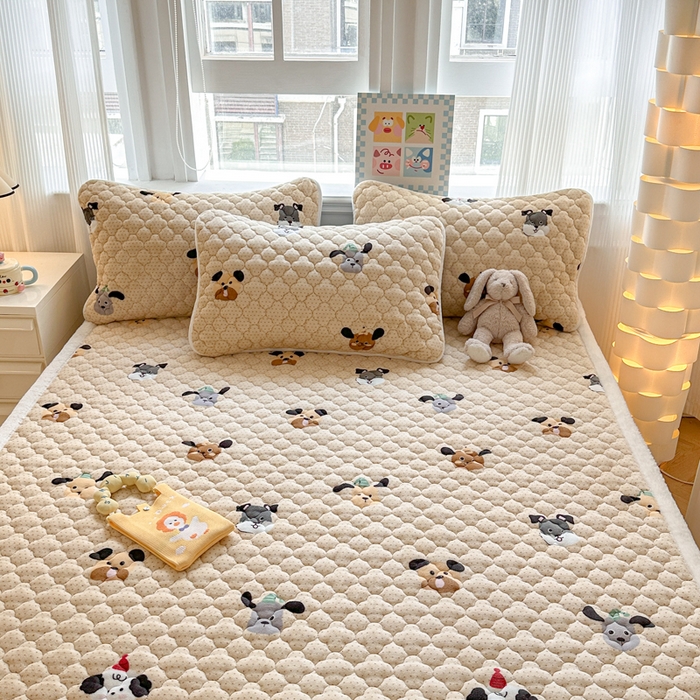 91家纺网 家纺一手货源 找家纺 慕尚家纺 2025牛奶绒床盖床褥被套三件套四件套 床垫-开心狗