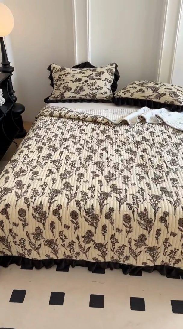 91家纺网 家纺一手货源 找家纺 美梦家纺 2024新款牛奶绒花边款夹棉床盖三件套 花边-艾瑞灰