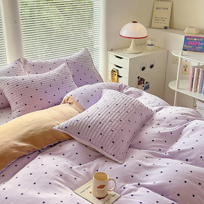 91家纺网 家纺一手货源 找家纺 美梦家纺 2024新款牛奶绒简单款夹棉床盖四件套 波点紫