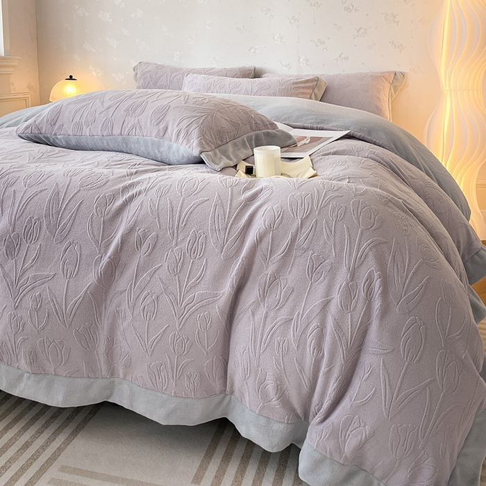 91家纺网 家纺一手货源 找家纺  2024秋冬款9斤重高级感雕花牛奶绒四件套加厚珊瑚绒加绒被套床单床笠床上用品-郁金秘语 风信紫