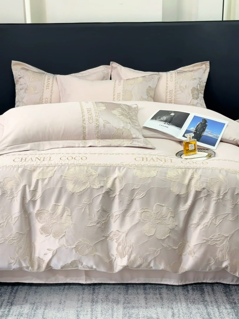 91家纺网 家纺一手货源 找家纺 宅家居 2024新款轻奢拼接亲肤精梳棉磨毛浮雕刺绣四件套-珍妮花房 珍妮花房-粉色