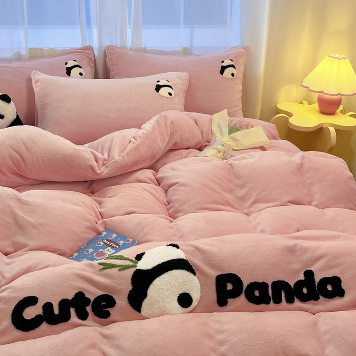 91家纺网 家纺一手货源 找家纺 葡萄家 2024新款卡通牛奶绒毛巾绣可爱熊猫保暖四件套提供买家秀 萌宝牛奶绒-粉