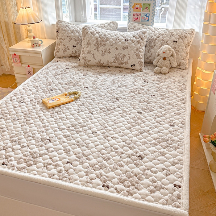 91家纺网 家纺一手货源 找家纺 慕尚家纺 2025牛奶绒床盖床褥被套三件套四件套 床垫-丽娜