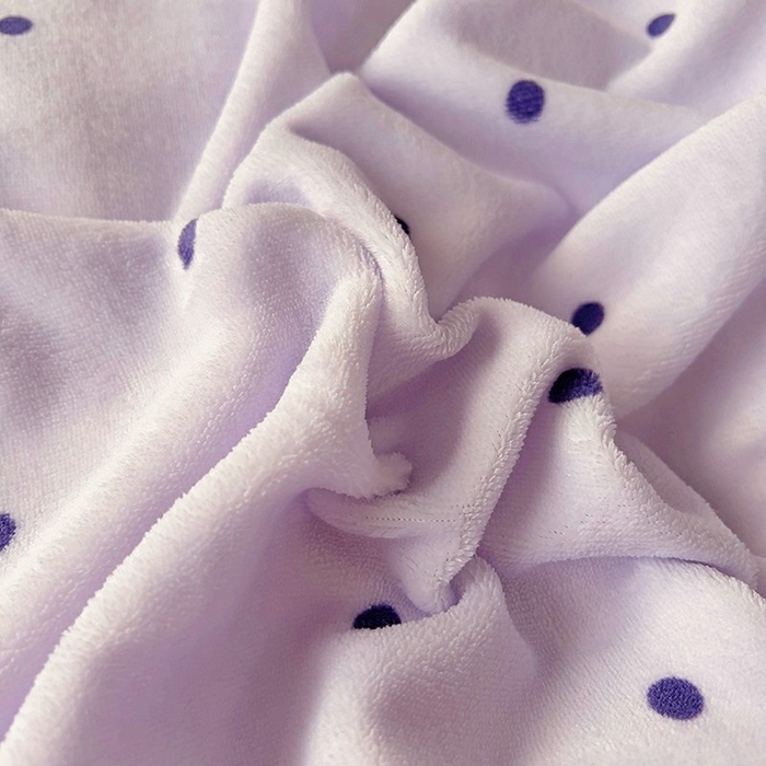 91家纺网 家纺一手货源 找家纺 美梦家纺 2024新款牛奶绒简单款夹棉床盖四件套 波点紫
